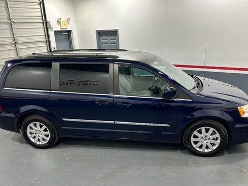 Used 2013 Chrysler Town & Country Touring image 9