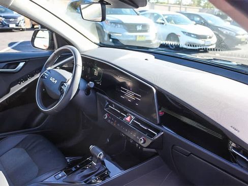 Used 2023 Kia Niro EX image 23