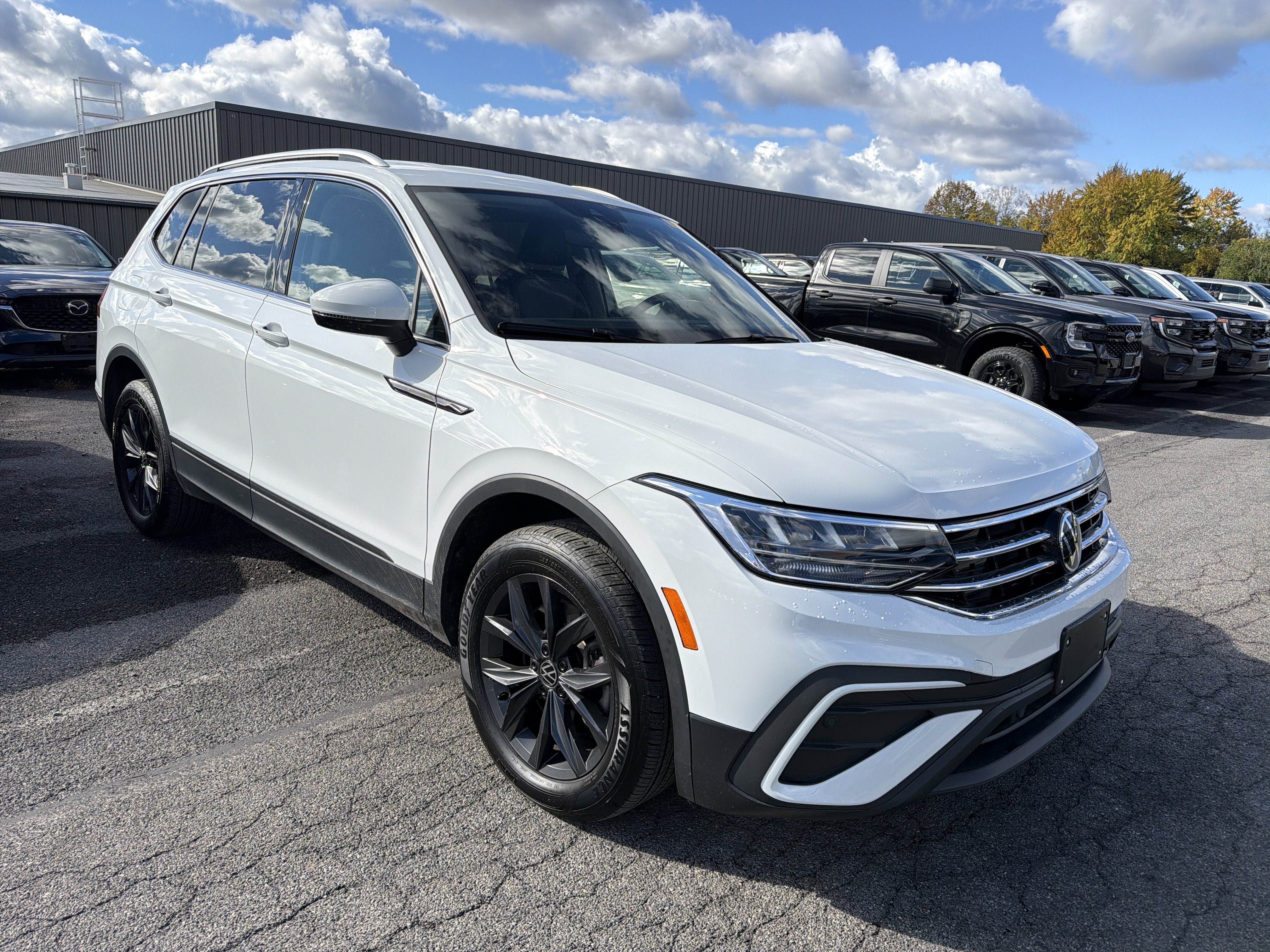 Used 2024 Volkswagen Tiguan SE AWD/4WD image 2