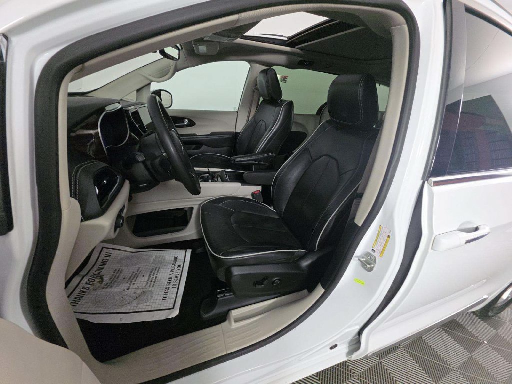 Used 2023 Chrysler Pacifica Limited FWD image 5