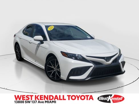 Used 2023 Toyota Camry SE FWD image 1