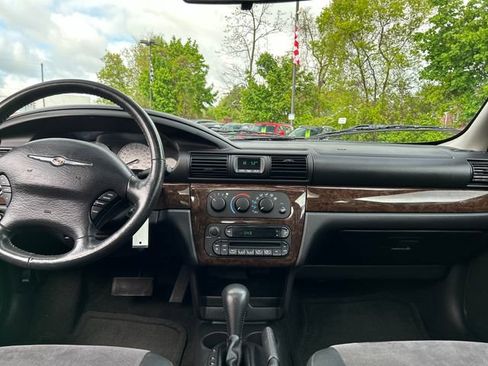 Used 2005 Chrysler Sebring Limited FWD image 13