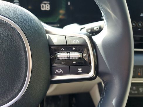 Used 2025 Kia Carnival EX image 20