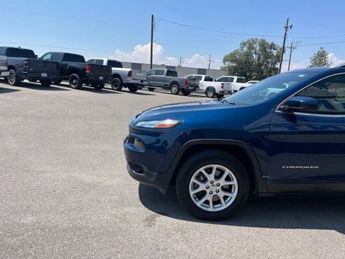 Used 2018 Jeep Cherokee Latitude AWD/4WD image 5