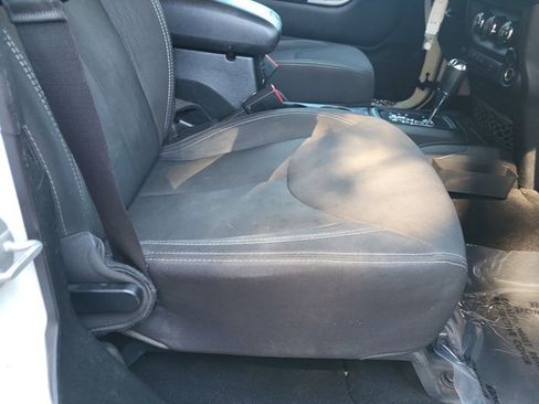 Used 2018 Jeep Wrangler Unlimited Sahara w/ Connectivity Group image 20