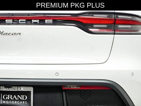 Used 2023 Porsche Macan AWD/4WD image 17