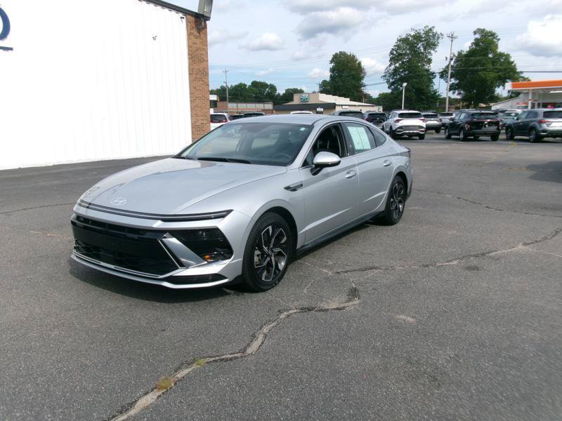 Used 2025 Hyundai Sonata SEL FWD image 2