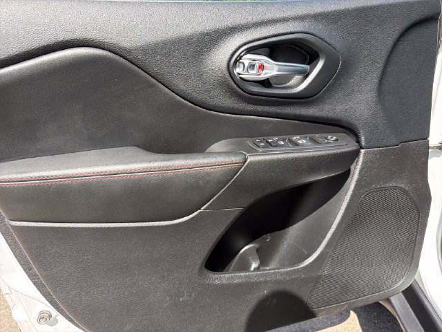 Used 2020 Jeep Cherokee Trailhawk AWD/4WD image 13
