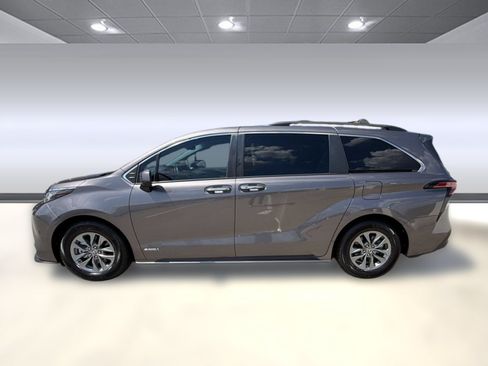 Used 2021 Toyota Sienna XLE FWD image 2