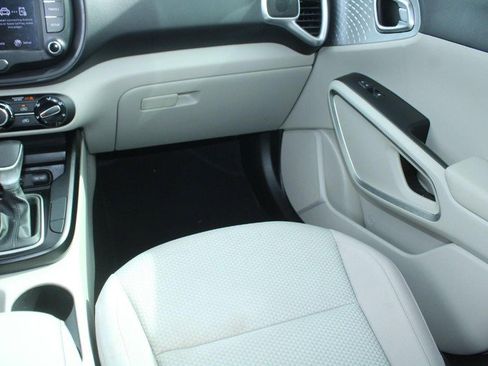 Used 2023 Kia Soul LX w/ LX Technology Package image 16