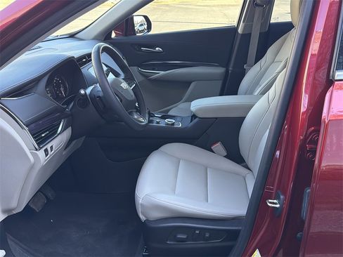 Certified 2023 Cadillac XT4 Luxury image 9