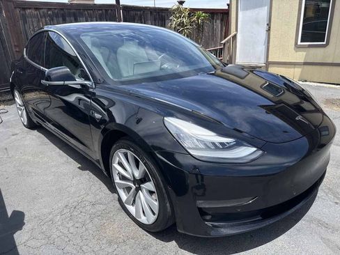 Used 2018 Tesla Model 3 Mid Range RWD image 2