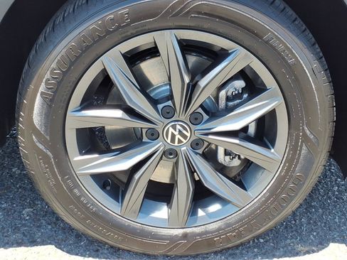 Certified 2024 Volkswagen Tiguan SE AWD/4WD image 9