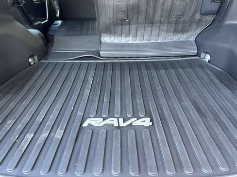 Used 2021 Toyota RAV4 XLE w/ Convenience Package FWD image 16