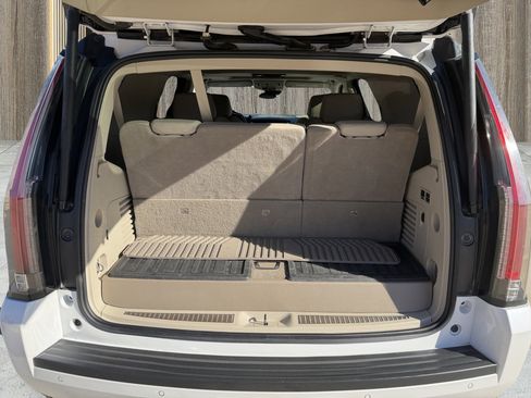 Used 2020 Cadillac Escalade Premium Luxury image 35