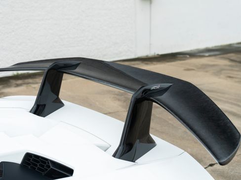 Used 2018 Lamborghini Huracan Performante AWD/4WD image 32
