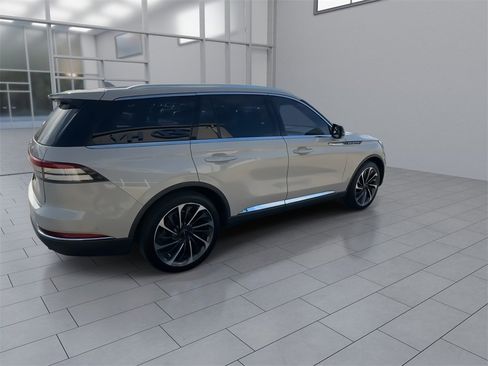 Used 2020 Lincoln Aviator Reserve w/ Equipment Group 202A image 8