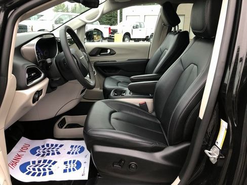 Used 2024 Chrysler Pacifica Touring-L image 16