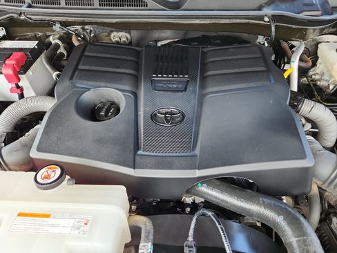 Used 2023 Toyota Tundra SR5 w/ SR5 Convenience Package AWD/4WD image 18