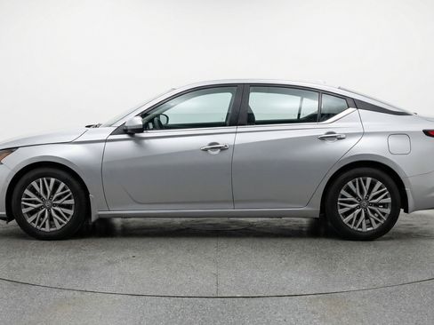 Used 2025 Nissan Altima 2.5 SV image 5
