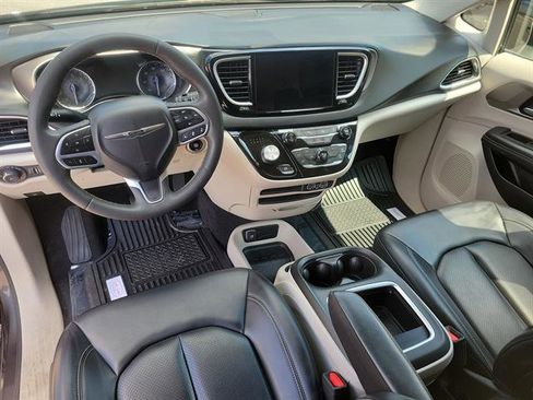 Used 2023 Chrysler Pacifica Touring-L FWD image 10