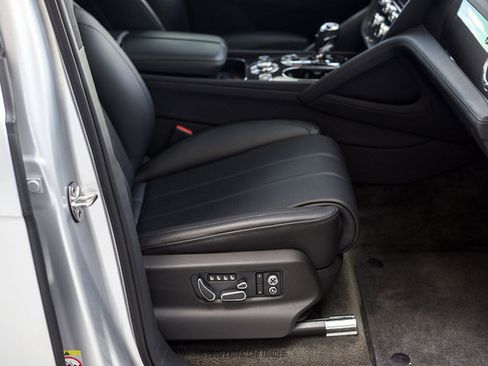 Used 2021 Bentley Bentayga AWD/4WD image 28
