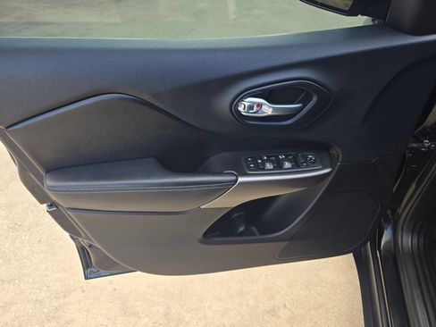 Used 2019 Jeep Cherokee Latitude w/ Popular Appearance Group FWD image 11