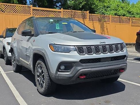 Used 2025 Jeep Compass Trailhawk AWD/4WD image 3