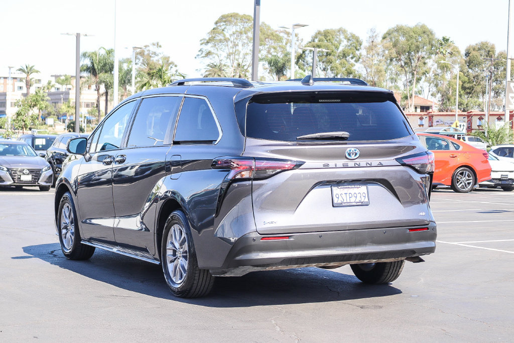 Used 2025 Toyota Sienna XLE FWD image 6