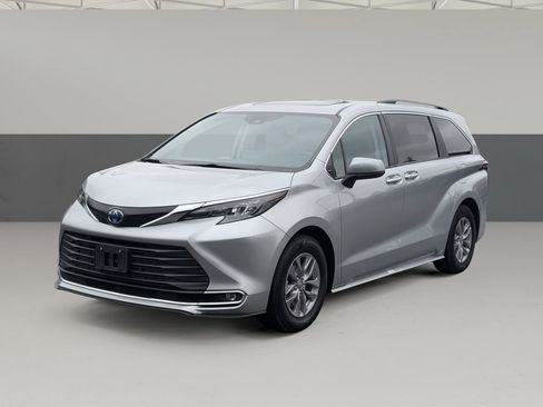 Used 2024 Toyota Sienna XLE image 4