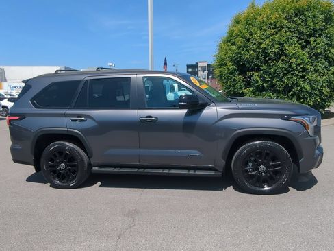 Used 2024 Toyota Sequoia SR5 AWD/4WD image 9