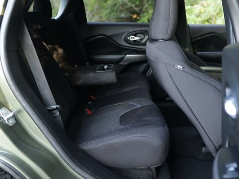Used 2019 Jeep Cherokee Latitude w/ Popular Appearance Group FWD image 25