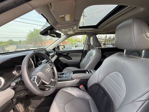 Used 2022 Toyota Highlander XLE AWD/4WD image 12