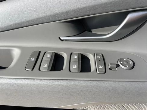 Used 2025 Hyundai Elantra SEL image 24