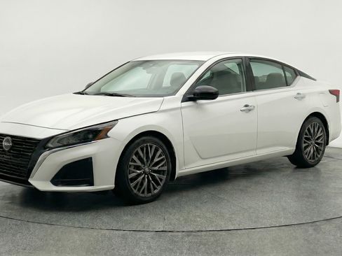 Used 2025 Nissan Altima 2.5 SV image 3