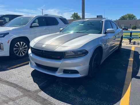 Used 2020 Dodge Charger SXT RWD image 2