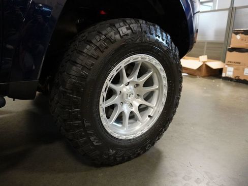 Used 2018 Toyota 4Runner SR5 AWD/4WD image 5