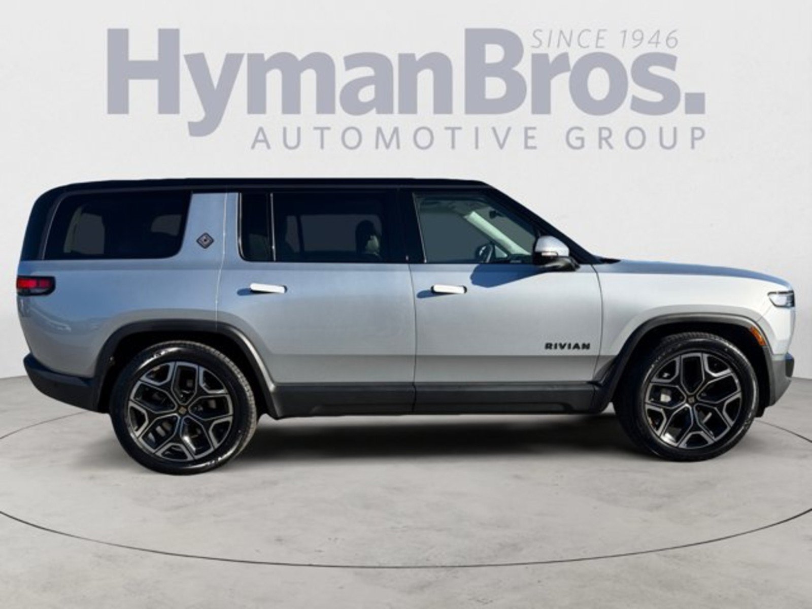 Used 2025 Rivian R1S Adventure Dual AWD/4WD image 2