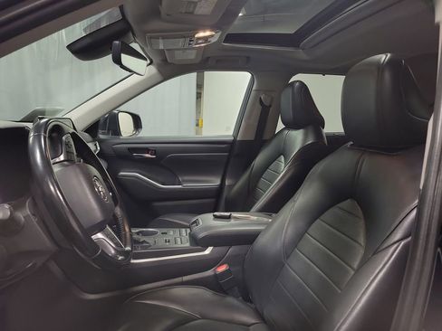 Used 2021 Toyota Highlander XLE image 12
