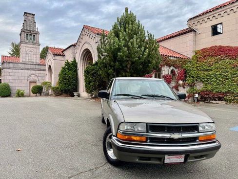 Used 2001 Chevrolet S10 Pickup LS w/ Preferred Equipment Group image 1