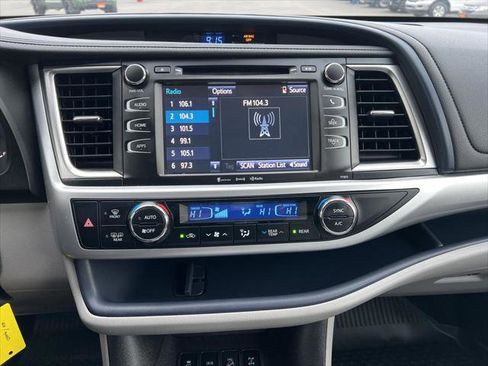 Certified 2019 Toyota Highlander Plus image 8