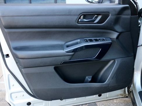 Used 2025 Nissan Pathfinder SV FWD image 15