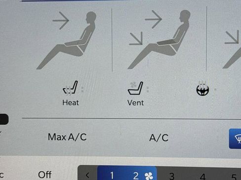 Used 2023 Chrysler Pacifica Limited w/ Uconnect Theater Family Group image 12