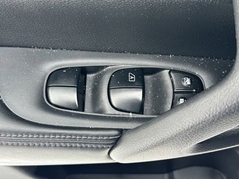 Used 2017 Nissan Rogue S image 18