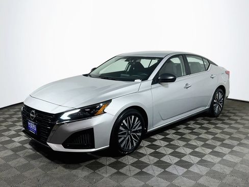 Used 2025 Nissan Altima 2.5 SV FWD image 3