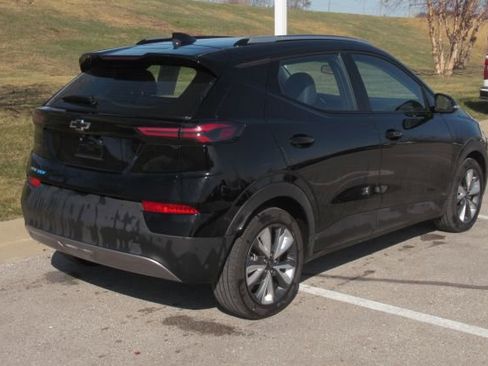 Used 2023 Chevrolet Bolt EUV LT w/ Convenience Package image 2