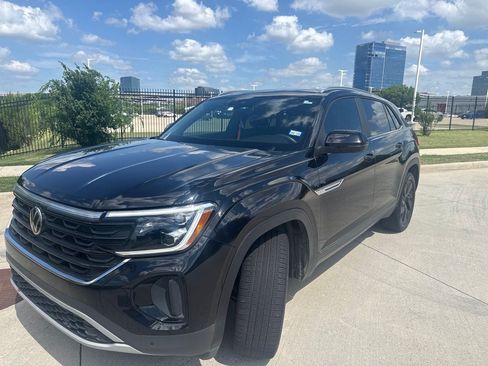 Used 2024 Volkswagen Atlas Cross Sport SE w/ Panoramic Sunroof Package FWD image 1
