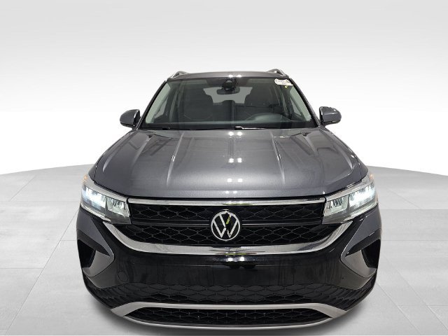 Used 2023 Volkswagen Taos SE w/ Panoramic Sunroof Package FWD image 2