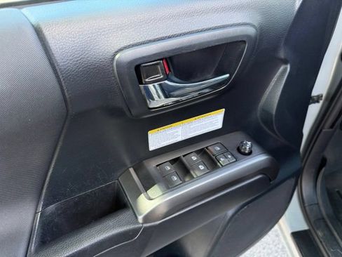 Used 2019 Toyota Tacoma TRD Off-Road w/ Technology Package AWD/4WD image 18