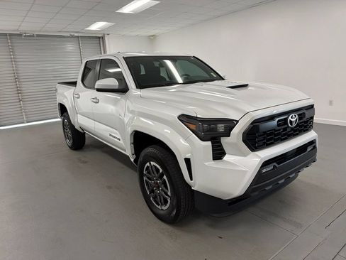 Used 2025 Toyota Tacoma TRD Sport RWD image 3